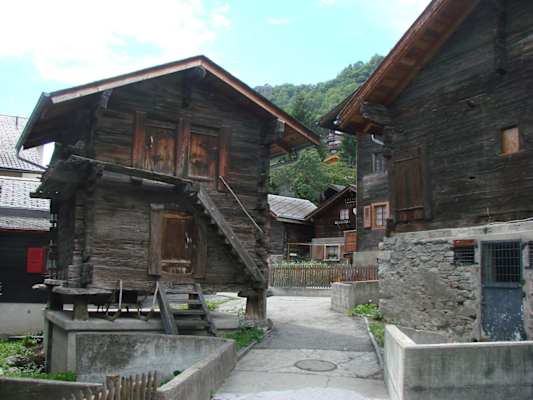 Ein typischer Walliser Spycher in Mund