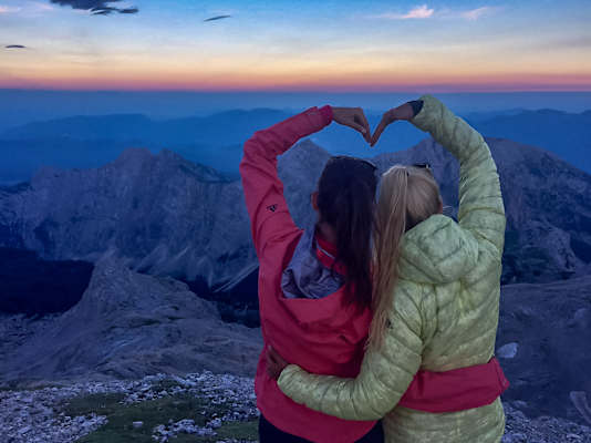 Maggy und Anja beim Sonnenuntergang auf dem Triglav