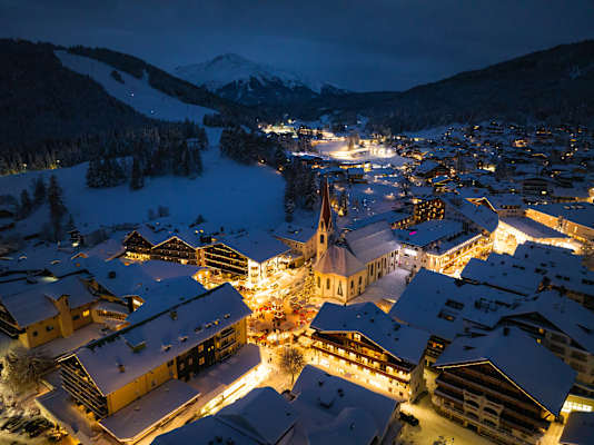 Die Fußgängerzone von Seefeld bei Nacht