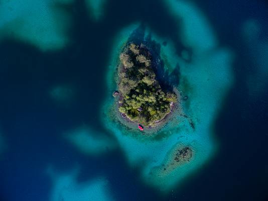 Der Eibsee besticht durch sein türkisblaues Wasser und seine Inseln