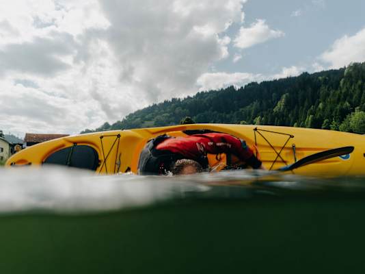 Die Eskimorolle hilft aufzukommen, wenn man im Wasser umfällt.