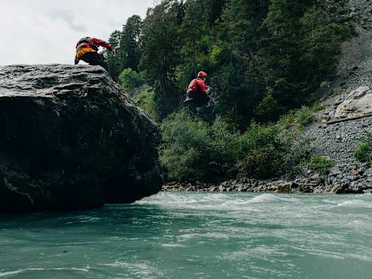 Springen – an ruhigen Plätzen ist ein Sprung ins kalte Nass ein Muss.