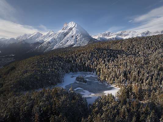 Der Möserer See aus der Vogelperspektive mit der Hohen Munde im Hintergrund.
