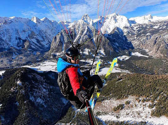 Ein anderer User hat die wenigen Sonnenstunden in Hinterstoder genutzt, um per Gleitschirm und Ski in die Lüfte zu steigen 