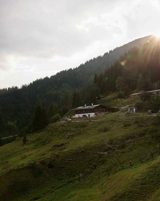 Die Peeralm bei Navis lädt im Sommer zur gemütlichen Einkehr ein. 