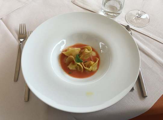 Tortellini mit hausgeräucherter Forelle und Spargel