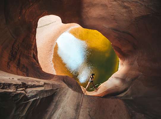 Maria beim Abseilen in den Felsen Utahs