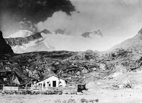 Die Johannishütte gegen Großvenediger.