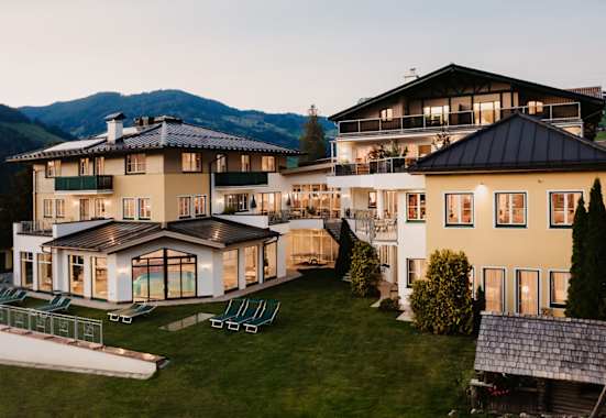 Aussenansicht Hotel Alpina Sommer