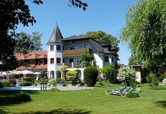 Gasthof Hotel Doktorwirt Aussenansicht Sommer