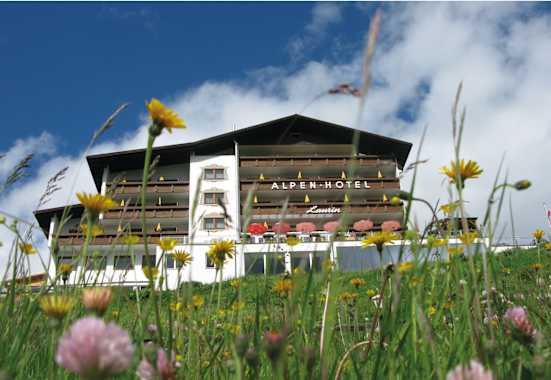 Alpenhotel Laurin Aussenansicht Sommer