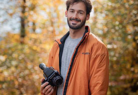 Der Fotograf Alexander Fuchs lebt und arbeitet in seiner Heimt, dem Allgäu