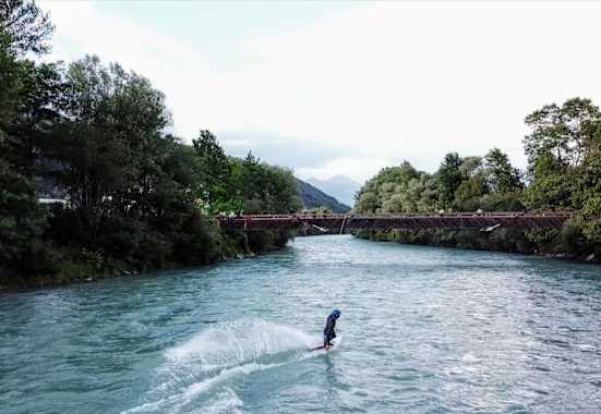 Riversurfen in der Stadt Brixen