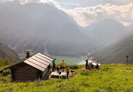 Selbstversorgerhütten bieten ein einmaliges Erlebnis in den Bergen, abseits großer Tourismusströme, so wie hier in Livigno, Itlaien