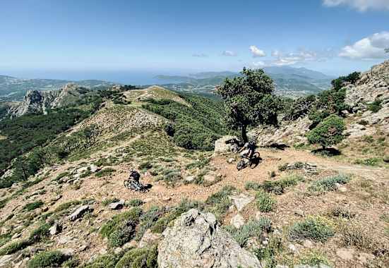 Der Trail Buca del Monte mit Blick auf den Golf von Portoferraio, Rio Marina, Porto Azzurro und Cavo