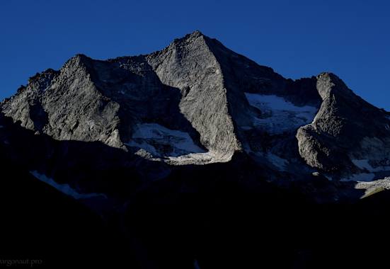 Von der Bodenalm zeigt sich die perfekte Nordkante des 3.065 m hohen Grundschartners, der sog. Mittergrat, in der Früh genau an der Licht-Schatten-Grenze. 