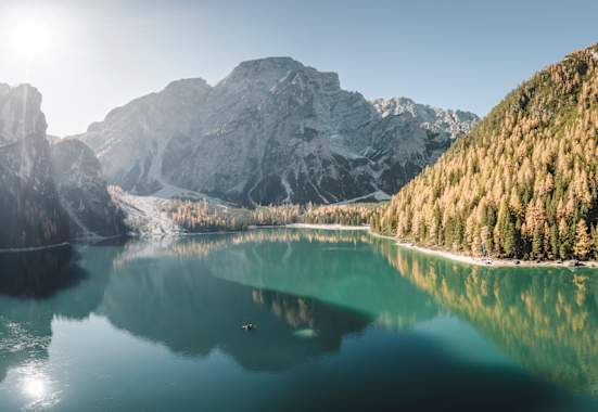 Der Pragser Wildsee und der Seekofel im Herbstlicht