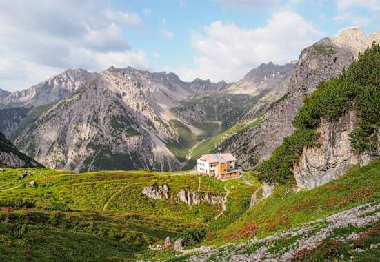 Die Steinseehütte (2.061 m) liegt unterhalb des gleichnamigen Sees auf einer grünen Terrasse, umrahmt von der mächtigen Parzinn-Gruppe, in den Lechtaler Alpen