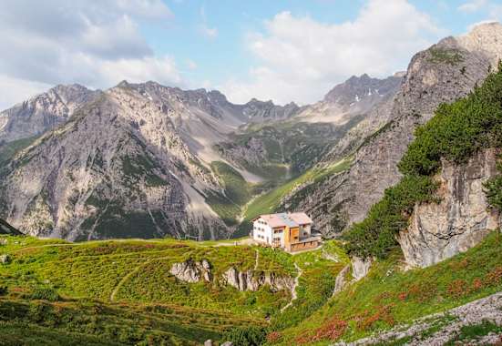 Die Steinseehütte (2.069 m) in den Lechtaler Alpen