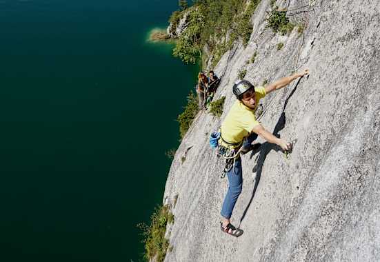 Alpines Sportklettern: Erik Veistrup beim Klettern in der Wand