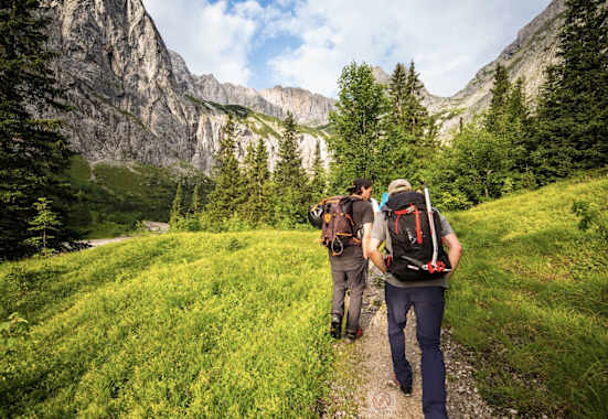 Kurz hinter der Höllentalangerhütte, die Plattenfluchten des „Bretts“ bereits im Blick.