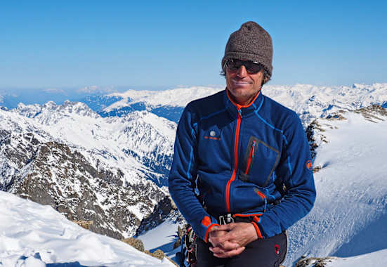 Hans Thurner am Gipfel des Wilden Hinterbergl (3.288 m) im Tourengebiet der Franz-Senn-Hütte in den Stubaier Alpen
