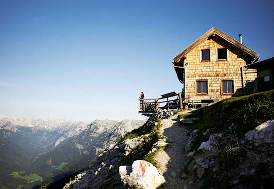 Die Werfener Hütte liegt auf einem ausgesetzten Plateau unter dem Hochthron. Von der Terrasse aus sieht man bis zum Großglockner.