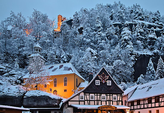 Eine verschneite Stadt in Sachsen am Nachmittag.