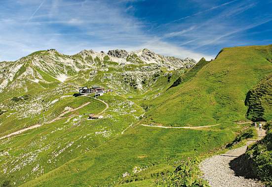 Wandern im Allgäu – Blick zur Nebelhornbahn und zum Edmund-Probst-Haus