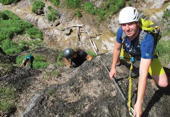 Hausbachfall-Klettersteig mit Blick auf die Schlucht