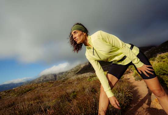 Frau in den Bergen beim Wandern mit LaMunt Fleece-Jacke