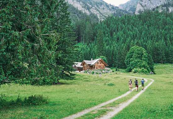 Wanderer am Weg zur Lahnalm, Gesäuse
