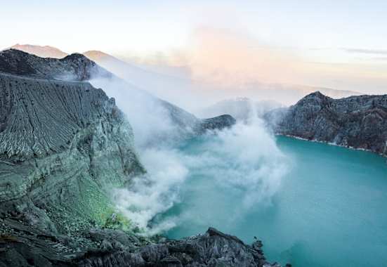 Toxischer Kratersee des Ijen-Vulkans