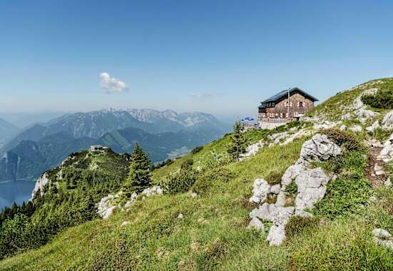 Die Gmundner Hütte am Traunstein hat ab 1. Mai 2024 wieder geöffnet.