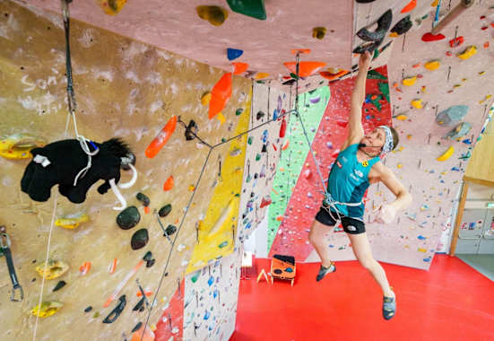 Die österreichische Parakletterin Linda Le Bon beim Klettern in der Halle