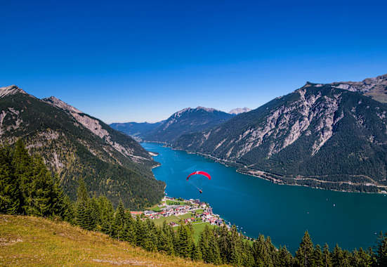 Der Achensee schimmert in Türkis-Blau