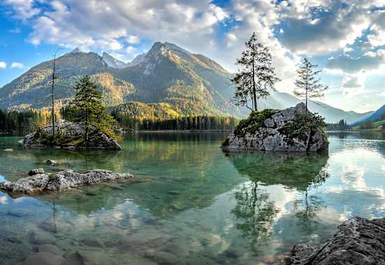 Naturlehrpfad im Zauberwald entlang des Hintersees in den Berchtesgadener Alpen 