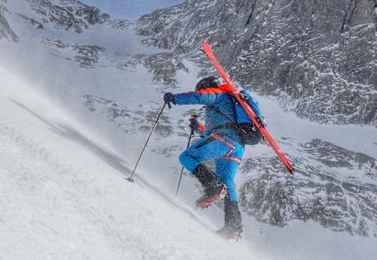 Skibergsteiger beim Aufstieg in einer Steilrinne