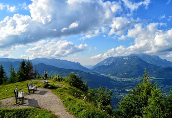 Aussicht vom 1.304 m hohen Grünstein über das Berchtesgadener Land in Bayern
