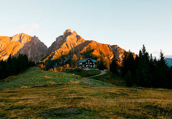 Die Mödlinger Hütte - am Fuße des Reichensteins - im warmen Licht der Morgensonne.