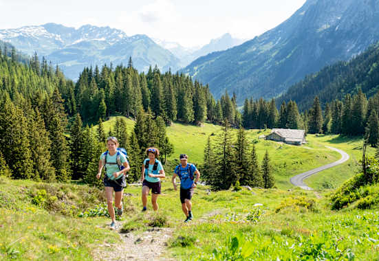 Trailrunner am Weg zum Gipfel.