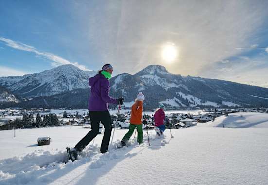 Familienprogramm: Schneeschuhtouren und Iglubau