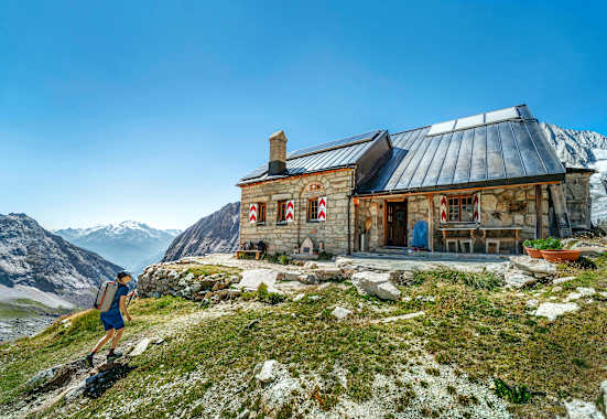 Anmutig thront die Baltschiederklause auf einem kleinen Plateau.