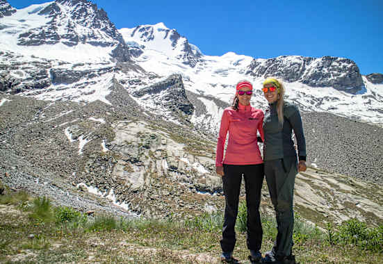 Maggy & Anja und der Gran Paradiso vom Rifugio Chabod