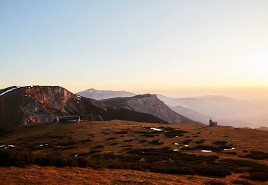 Das Karl Ludwig Haus und der Gipfel des Predigtstuhl im Hintergrund