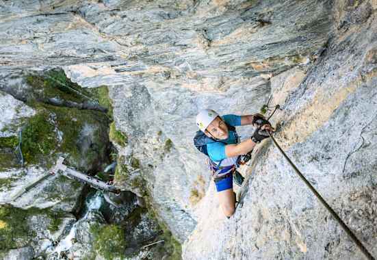 Ein Kletterer in einer steilen Bergwand.