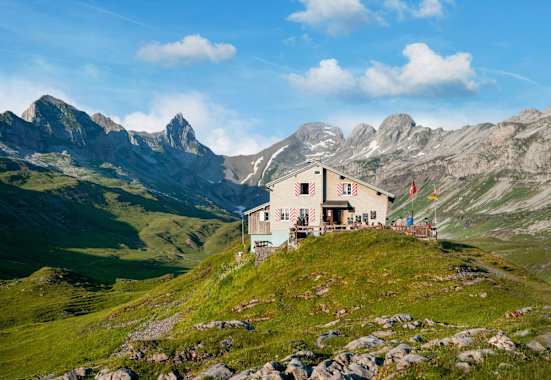 Die Glattalphütte umringt von Bergen.