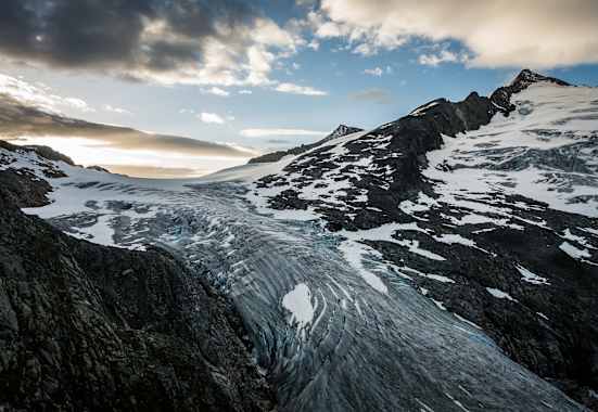 Der Großvenediger bei Sonnenaufgang mit Gletscher im Vordergrund