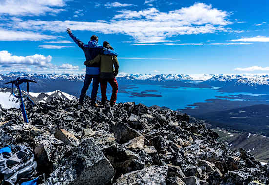 Auf dem Gipfel des Birch Mountain mit Aussicht in Richtung Llewellyn Glacier