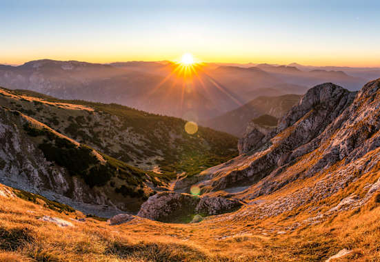 Der Sonnenuntergang am Schneeberg, nur wenige Minuten von der Fischerhütte entfernt, stellt er das Highlight dieser Wanderung dar..